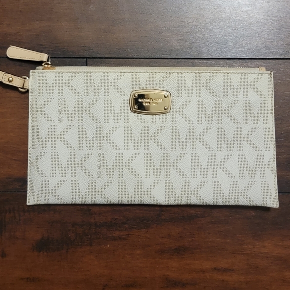 Michael Kors Handbags - Michael Kors Large Wristlet